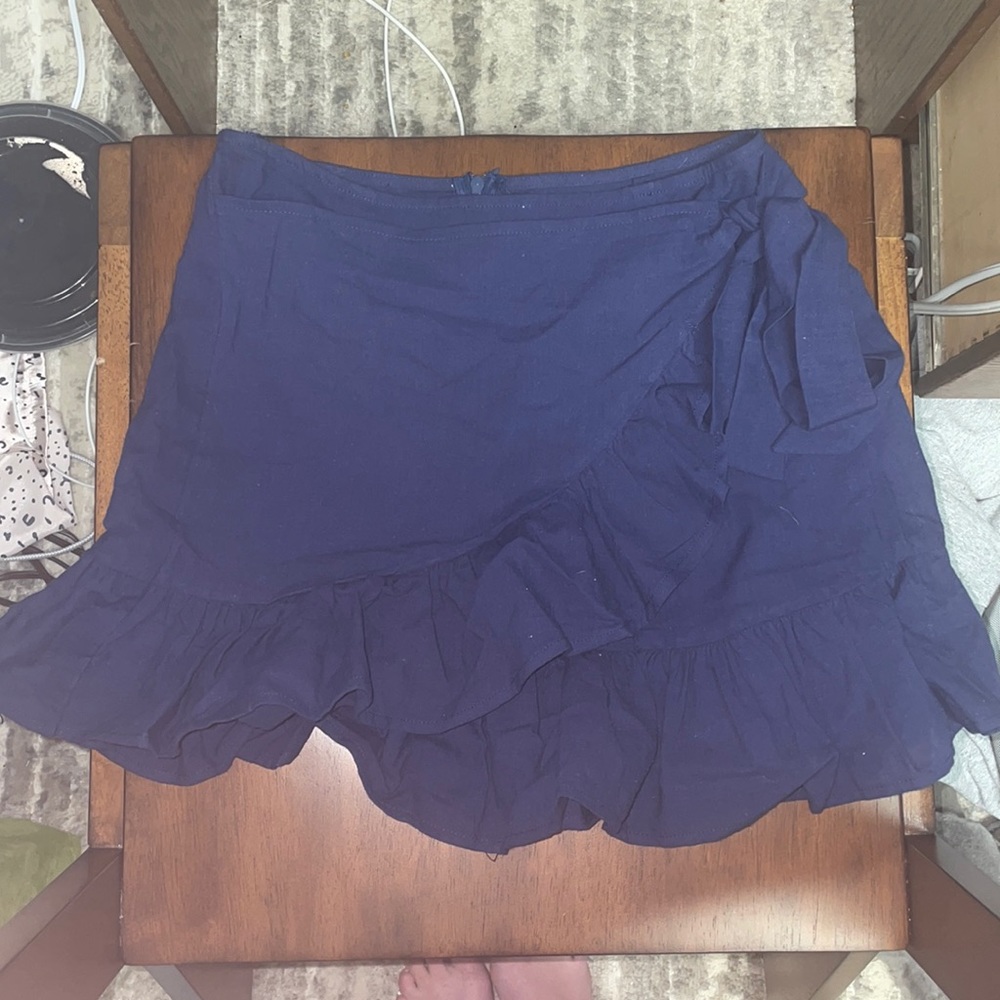 Navy tie in the front skirt